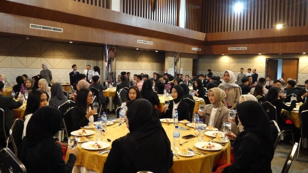 Mahasiswa Prodi HI UMM Pelajari Etiket Jamuan Makan Melalui Short Course Table Manner
