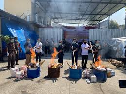 Kepala Bea Cukai Malang Hadiri Pemusnahan Barang Bukti di Kejaksaan