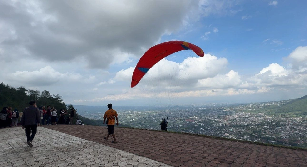 Wisata Paralayang di Batu, Sensasi Terbang di Atas Alam