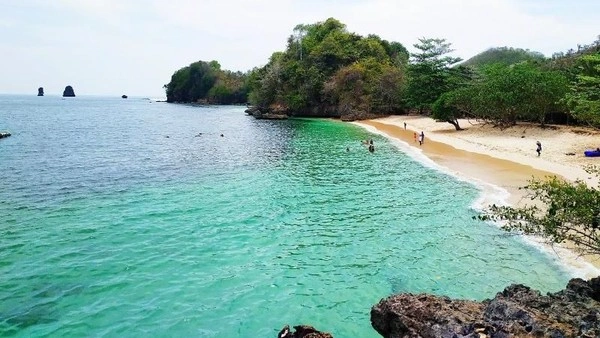 Pantai-Pantai Hidden Gem di Malang yang Wajib Dikunjungi