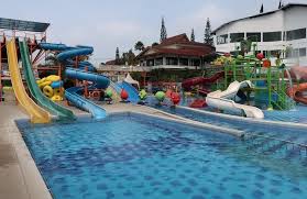 Rekomendasi Kolam Renang Terbaik untuk Liburan Keluarga