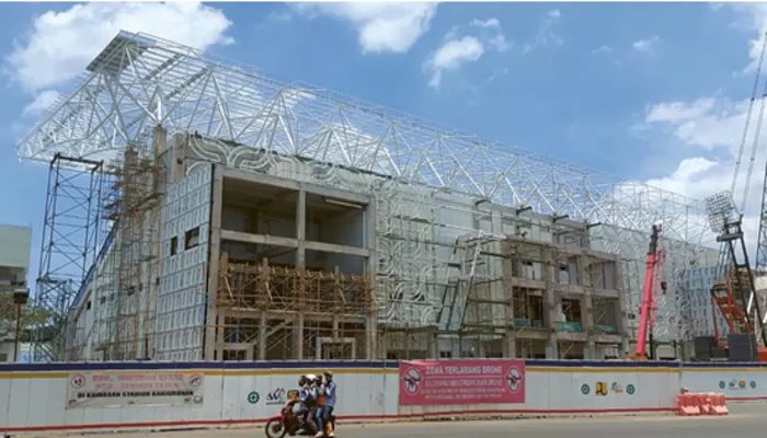 Proyek Pemasangan Atap Tribun Stadion Kanjuruhan Ditargetkan Rampung dalam Tiga Pekan