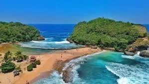 Pesona Pantai Batu Bengkung: Alasan Wajib Mengunjungi