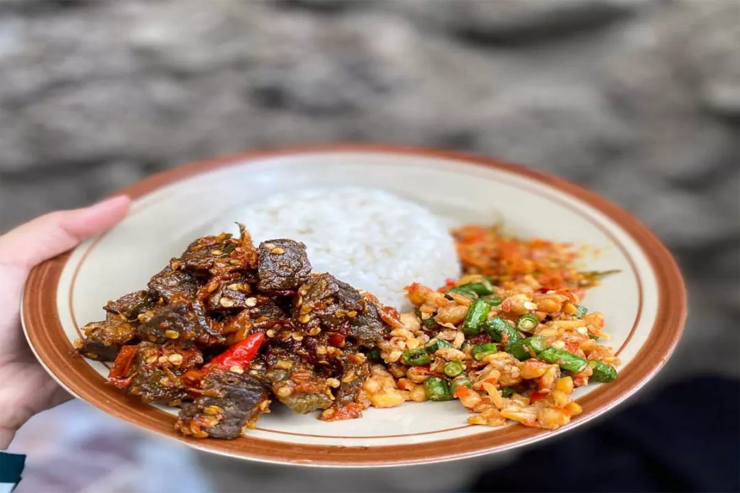 4 Rekomendasi Restoran dengan Menu Utama Sego Sambel di Kota Malang