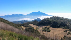 Gunung Buthak vs. Gunung Panderman: Pilihan Pendakian Terbaik untuk Pemula