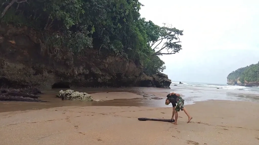 Pantai Kondang Sugu, Surga Tersembunyi di Malang Selatan