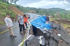 Jalan Ambles di JLS Malang, BPBD Jatim Kolaborasi dengan Ahli Geologi