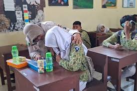 Kisah Haru Siswi MTs Al Khalifah: Simpan Makanan Bergizi Gratis untuk Adik di Rumah