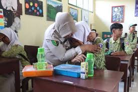 Siswi di Malang Berbagi Jatah Makan Bergizi Demi Sang Adik