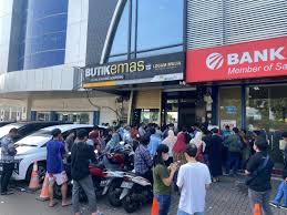 Antrean Membludak! Demi Emas, Warga Rela Datang Jam 3 Pagi!