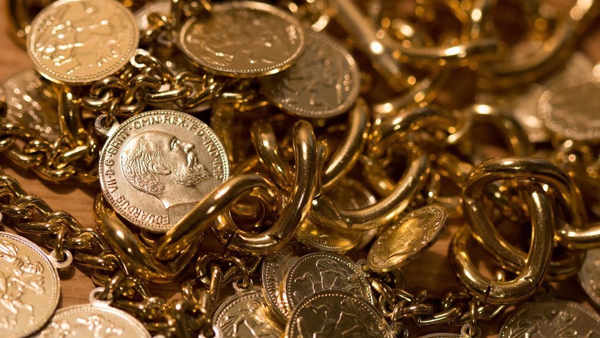 Guru SD Temukan Harta Karun Miliaran Rupiah Saat Perbaiki Lapangan!