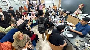 Rebutan Emas Batangan! Antrean Panjang di Gerai Antam!