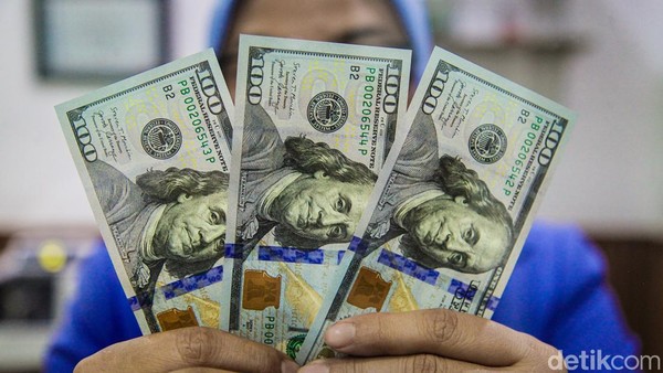 Rupiah Nyaris Rp 17.000!  Trump Jadi Biang Keroknya?