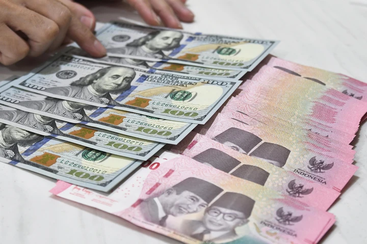 Rupiah Tahan Banting! Dolar Gagal Tembus Rp 17.000