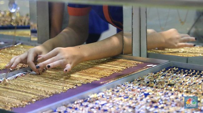 Wanita Borong Emas 15 Kg Pakai Uang Tunai, Netizen Geram!