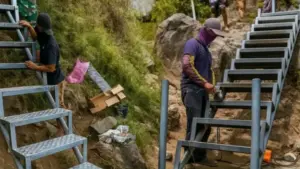 Jalur Pendakian Rinjani Dipasangi Tangga Khusus di Jalur yang Sulit