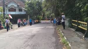 Gotong Royong Warga Desa Pendem Usai Karnaval Suroan: Cermin Budaya dan Kepedulian Lingkungan berlangsung sejak Kamis pagi (17/7/2025)