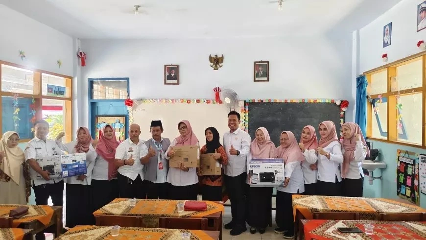 Dukung Transformasi Digital Sekolah Dasar, Anggota acFraksi Golkar Kabupaten Malang Salurkan Bantuan Laptop