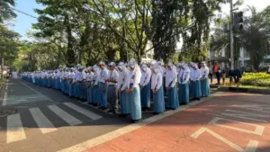 SMAN 8 Kota Malang Gelar Upacara HUT ke-80 RI di Jalan Veteran