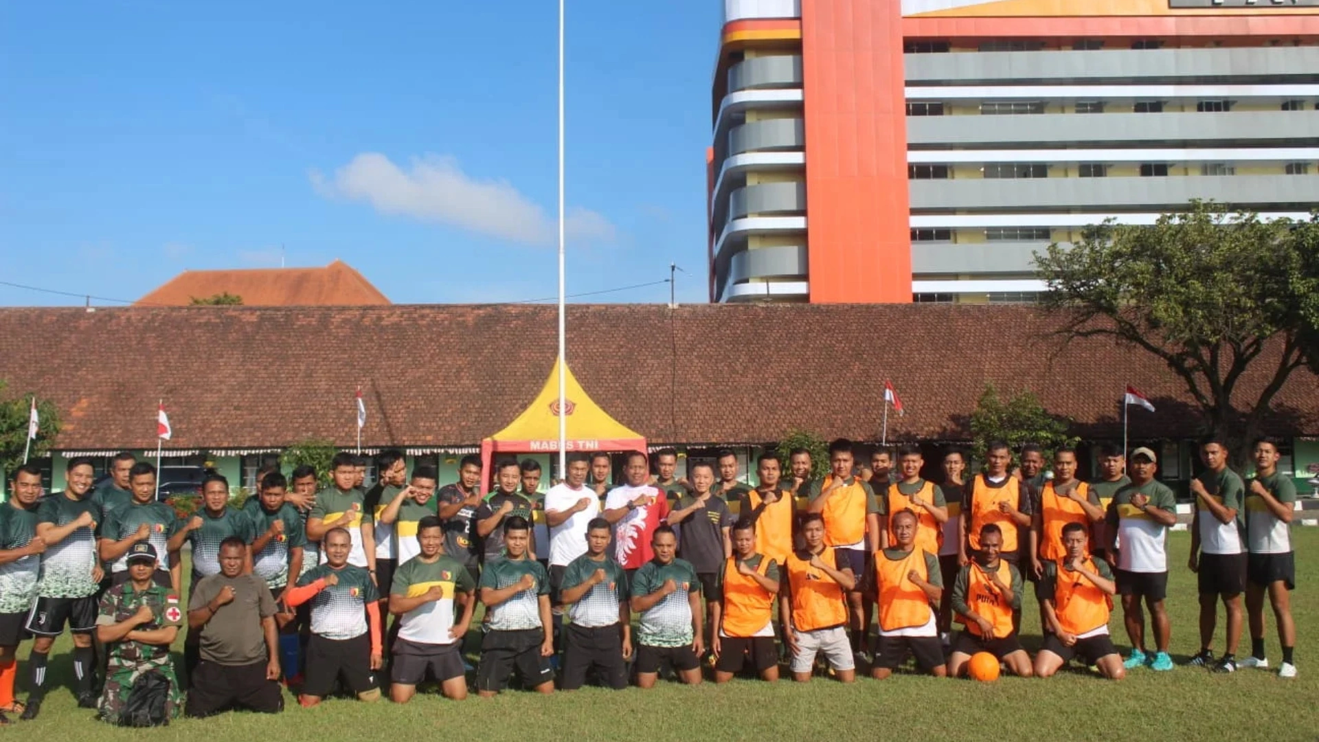 Olahraga Bersama Jadi Wadah Kodim 0833 dan Ajendam V Brawijaya Perkuat Soliditas