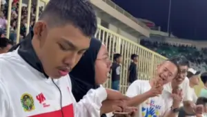 Momen Haru di Maguwoharjo: “Teman Bisik” Dampingi Anak Difabel Nikmati Laga PSS Sleman vs PSPS Pekanbaru