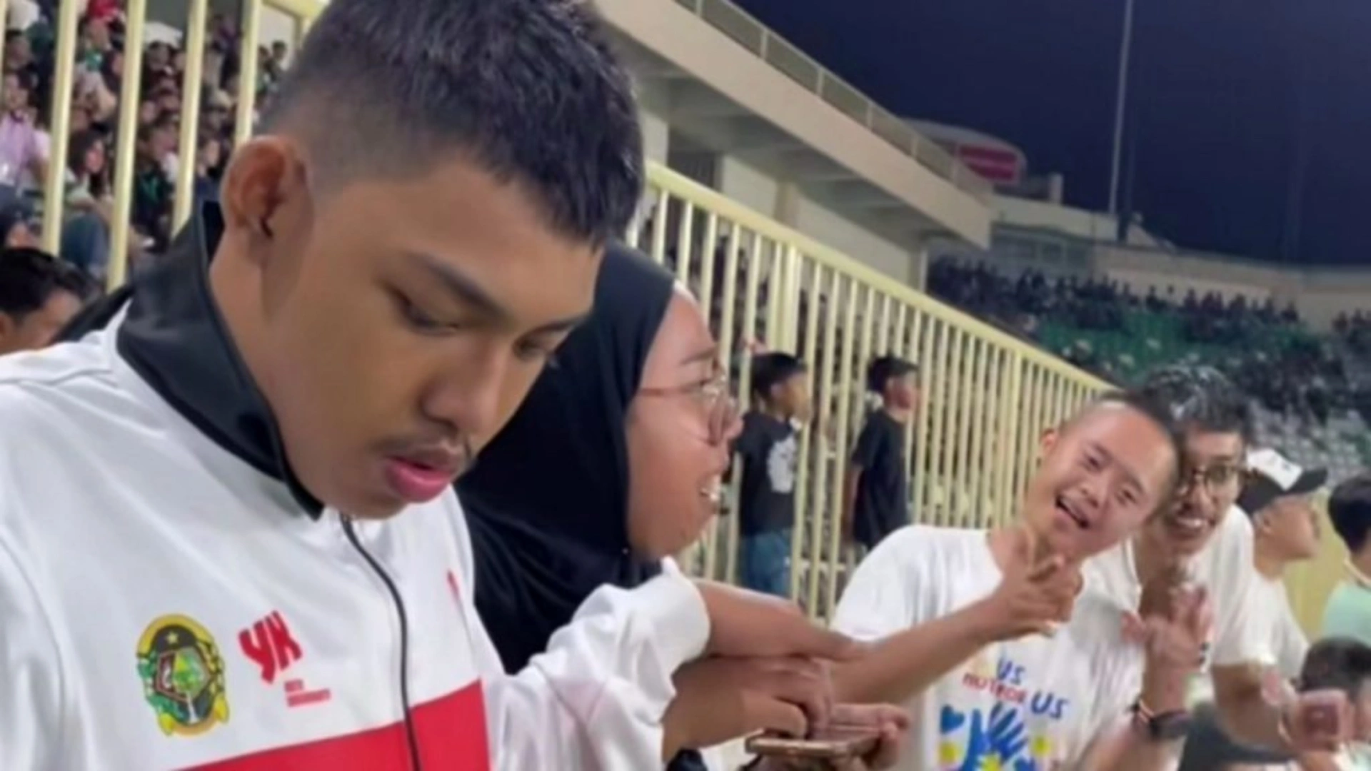 Momen Haru di Maguwoharjo: “Teman Bisik” Dampingi Anak Difabel Nikmati Laga PSS Sleman vs PSPS Pekanbaru