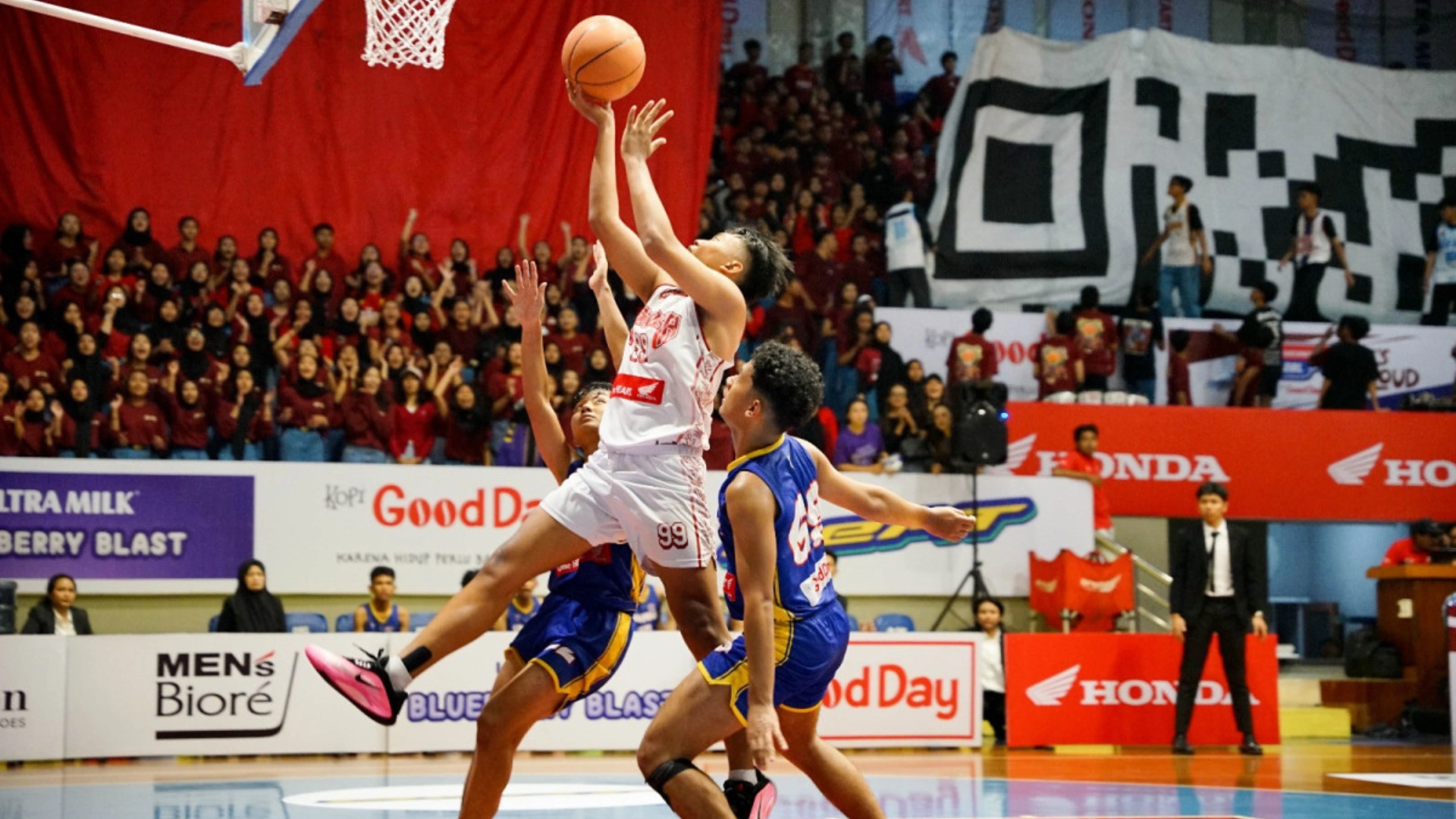 SMAN 7 Malang Taklukkan SMAN 4 Malang dengan Skor 33-13 di Honda DBL with Kopi Good Day East Java-South 2025