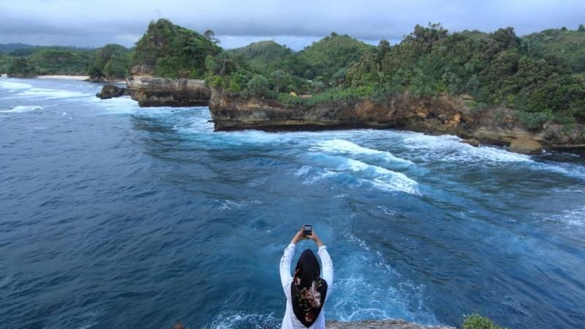 Menikmati Pesona Batu Karang di Pantai Batu Bengkung