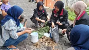 Mahasiswa PMM UMM Lakukan Pembuatan Kompos dari Sampah Organik untuk Keperluan Pertanian Masyarakat