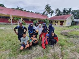 Guru yang Hendak Mengajar Disambut Rombongan Lumba-Lumba di Perjalanan ke Pulau Guru