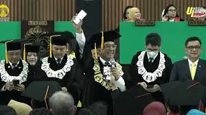 Mahasiswa UI Teriaki Rektor dengan Sebutan Zionis saat Prosesi Wisuda