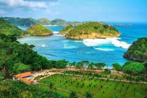 Pantai Teluk Asmara, dengan Panorama Pulau-Pulau Kecil