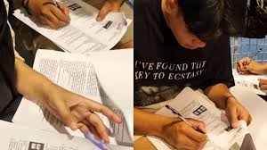 Guru Santai Nongkrong Sambil Ngecek Ujian Murid-Muridnya, Momen Bareng Temen Jadi Sorotan