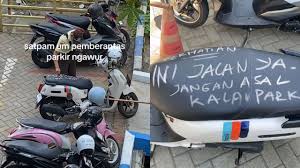 Satpam UM Tulis Pesan di Jok Sepeda Motor Mahasiswa yang Parkir Sembarangan
