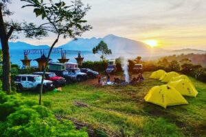 Lelah Kota Hilang Seketika! 7 Spot Sunrise dan Camping Terbaik di Kaki Gunung Malang Raya