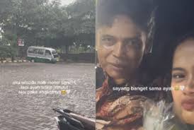 Momen Haru Cewek Ini Wisuda Dijemput Ayahnya Pakai Angkot