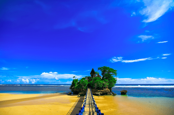 Bukan Hanya Balekambang! 5 Pantai Malang Terfavorit yang Paling Mudah Diakses Roda Empat