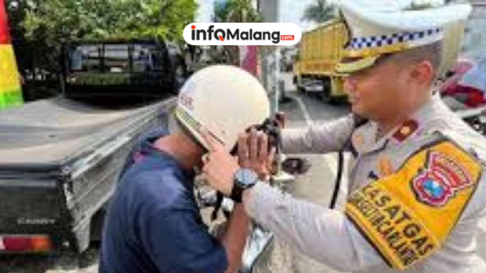 Satlantas Polresta Malang Kota Bagikan 100 Helm Gratis Saat Operasi Zebra Semeru 2025