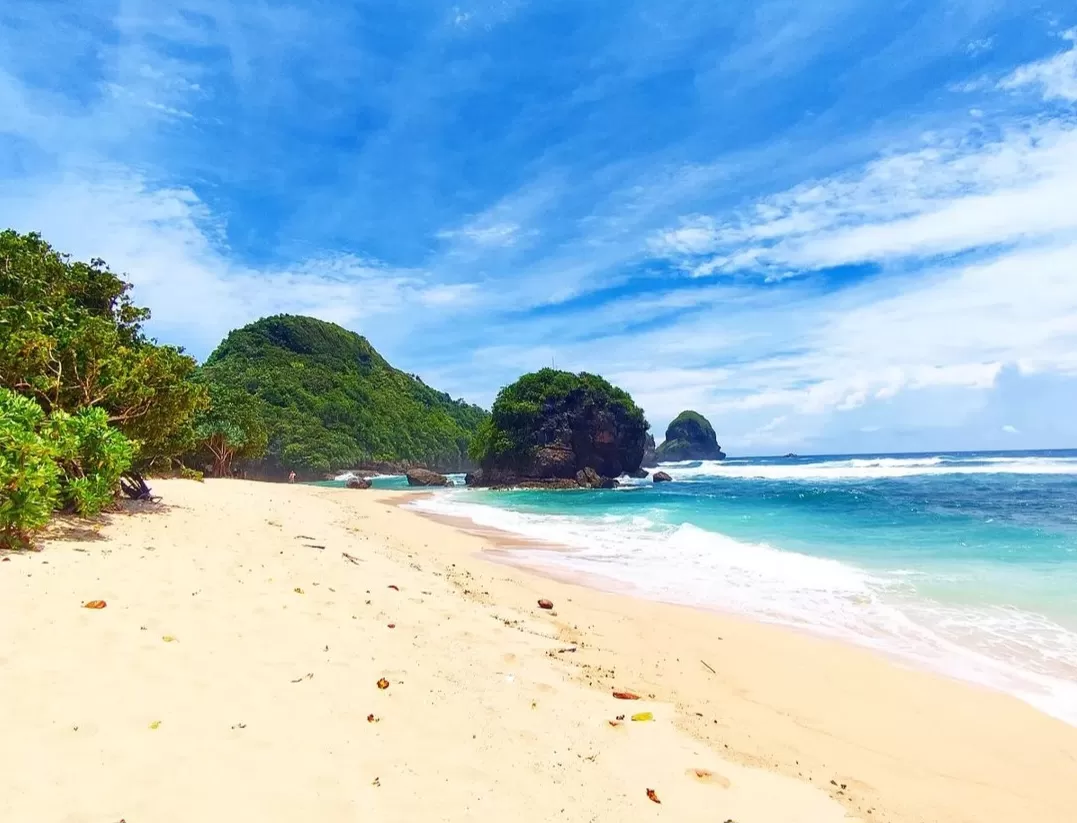 Anti Mainstream! 5 Pantai Terbagus di Malang dengan Pasir Putih Paling Halus dan Eksotis