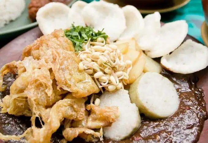 Tahu Telor Fluffy Paling Lumer! Mencicipi 4 Warung Tahu Telor Malang yang Diulek Dadakan dan Crispy di Tepi