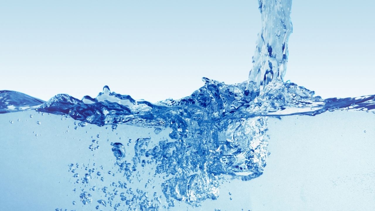 Ribuan Liter Air Bersih Dibagikan Polres Malang untuk Korban Longsor