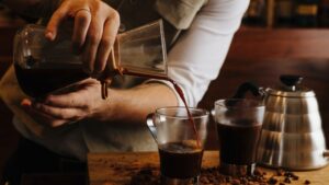 Terlalu Fokus Seruput Kopi, Cewek Ini Kaget Setelah Menemukan Cicak di Dalam Gelasnya