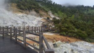 Bule Kesulitan Angkat Belerang, Pekerja Lokal dengan Mudah Mengangkatnya