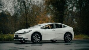 Sebuah Mobil Putih Masuk ke Dalam Kolam di Area UB pada Minggu Sore