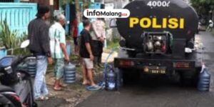 Ribuan Liter Air Bersih Dibagikan Polres Malang untuk Korban Longsor