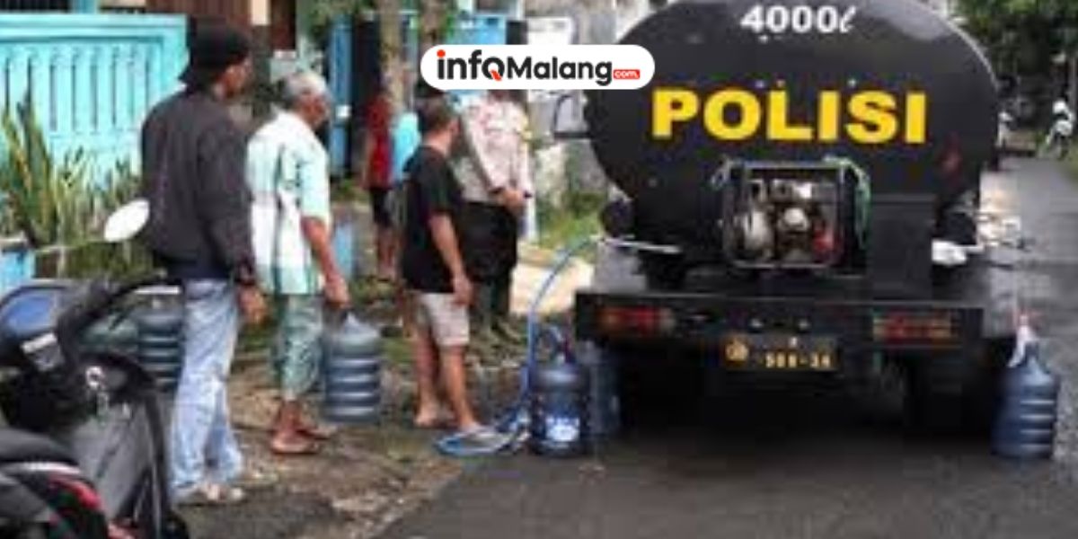 Ribuan Liter Air Bersih Dibagikan Polres Malang untuk Korban Longsor