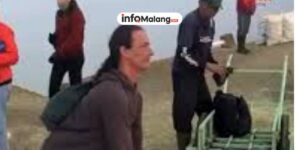 Bule Kesulitan Angkat Belerang, Pekerja Lokal dengan Mudah Mengangkatnya