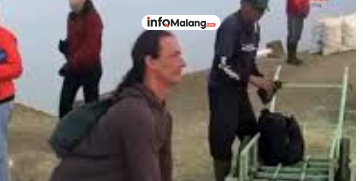 Bule Kesulitan Angkat Belerang, Pekerja Lokal dengan Mudah Mengangkatnya