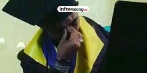 Melewati Keramaian Wisuda, Pria Ini Menunduk Sedih Karena Tak Kuliah