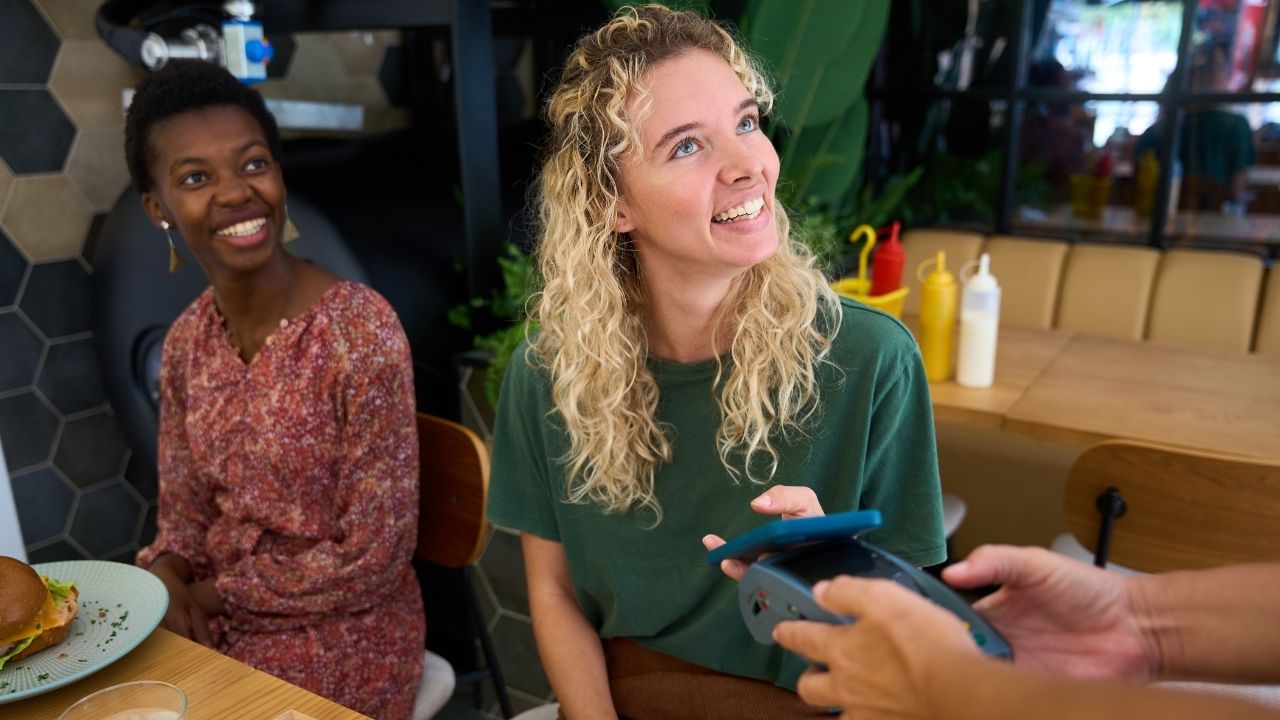 Mau Bayar Makan, Cewek Ini Malah Diminta Hitung Sendiri hingga Serasa Sidang Skripsi